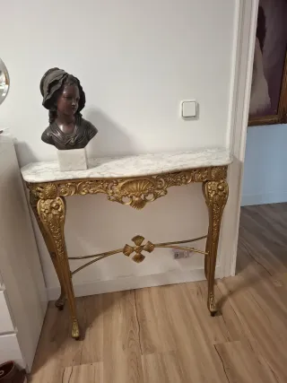 Recibidor clásico bronce con tablero de mármol