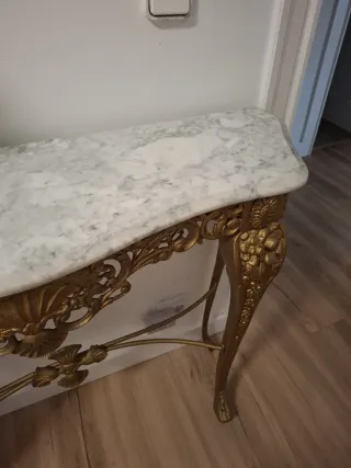 Recibidor clásico bronce con tablero de mármol