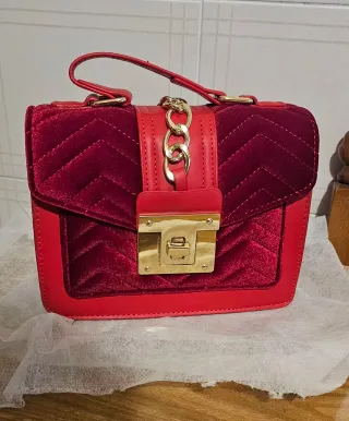 Borsetta rossa in velluto con dettagli oro