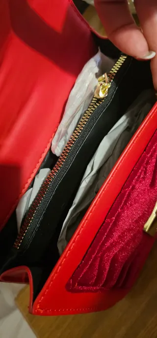 Borsetta rossa in velluto con dettagli oro