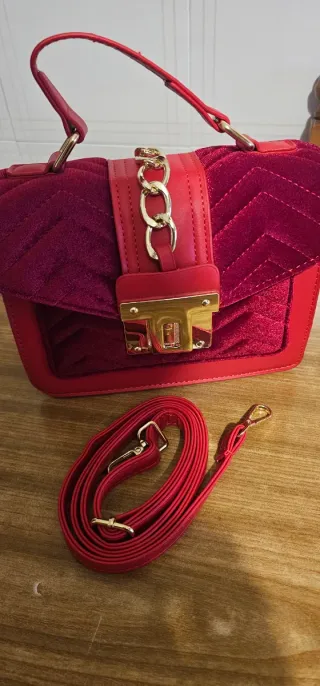 Borsetta rossa in velluto con dettagli oro