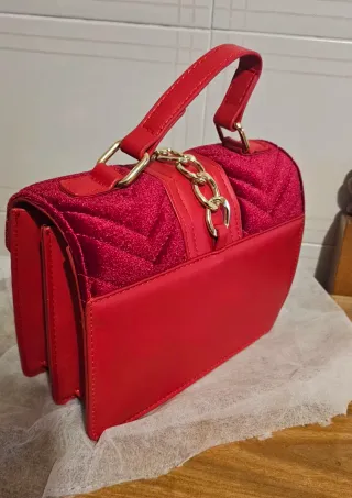 Borsetta rossa in velluto con dettagli oro