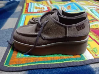 Botas UGG marrones con cordones