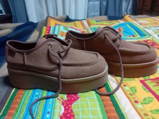 Botas UGG marrones con cordones