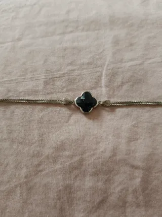 Pulsera de plata con trébol azul