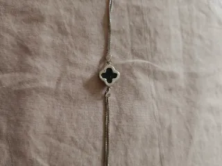 Pulsera de plata con trébol azul