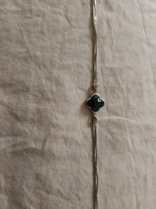 Pulsera de plata con trébol azul