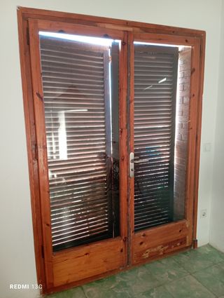 Puertas balconeras de madera con el marco