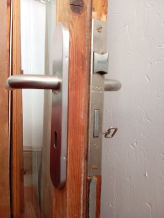 Puertas balconeras de madera con el marco