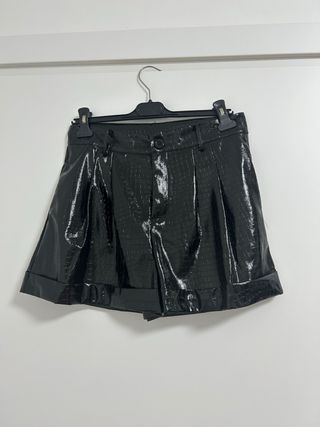 Pantaloncini vernice effetto coccodrillo