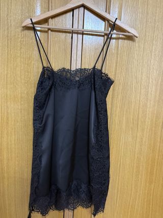 Top satén con encaje negro