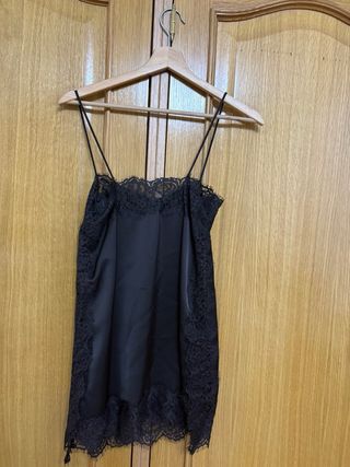 Top satén con encaje negro