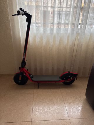 Patinete eléctrico rojo