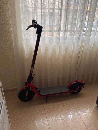 Patinete eléctrico rojo