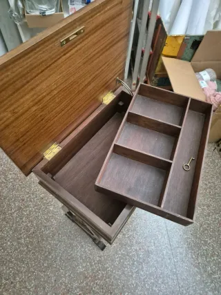 Costurero antiguo de madera