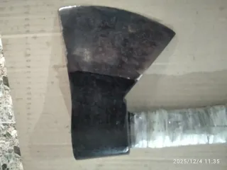 Hacha antigua de forja