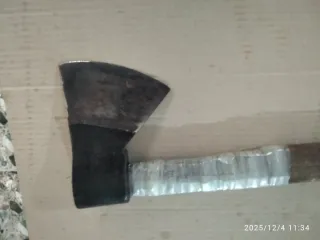 Hacha antigua de forja