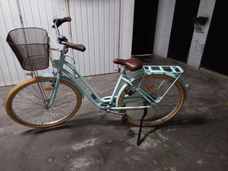 Bicicleta de paseo azul con cesta