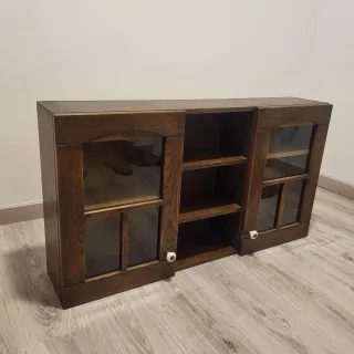 Mueble rústico con vitrina de madera y cristal