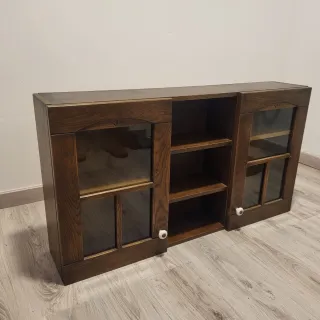 Mueble rústico con vitrina de madera y cristal