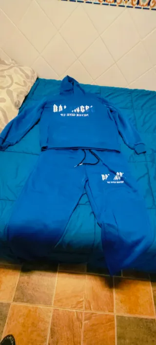 LOTE DE CHANDAL Y SUDADERA ROJA.