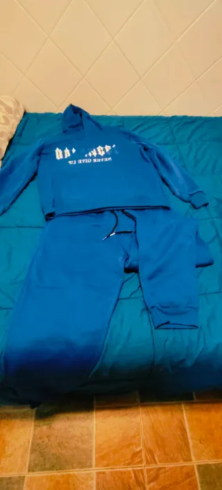 LOTE DE CHANDAL Y SUDADERA ROJA.