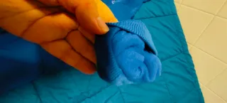 LOTE DE CHANDAL Y SUDADERA ROJA.