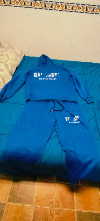 LOTE DE CHANDAL Y SUDADERA ROJA.