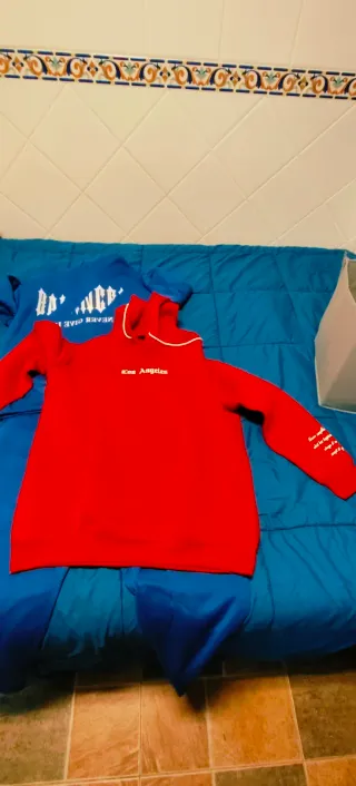 LOTE DE CHANDAL Y SUDADERA ROJA.