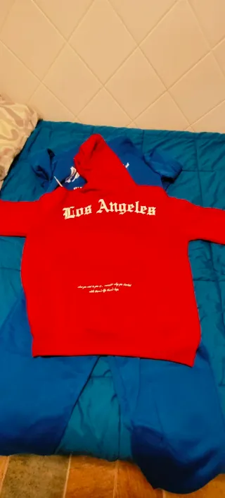 LOTE DE CHANDAL Y SUDADERA ROJA.