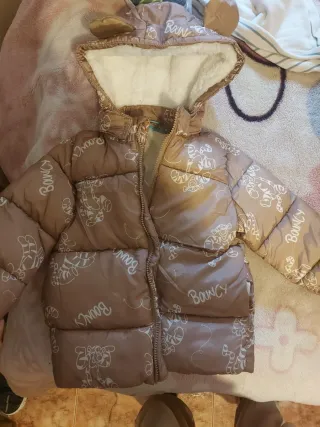 Chaqueta infantil con capucha y estampado