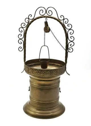 Bonito pozo antiguo de bronce. 39 cm.