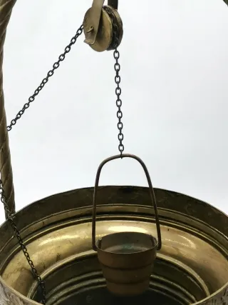 Bonito pozo antiguo de bronce. 39 cm.