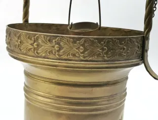 Bonito pozo antiguo de bronce. 39 cm.