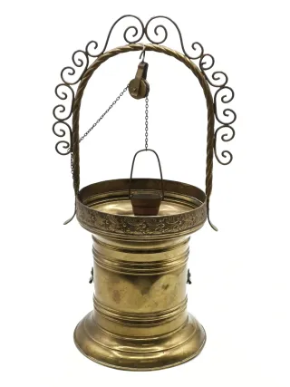 Bonito pozo antiguo de bronce. 39 cm.