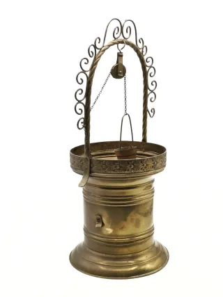 Bonito pozo antiguo de bronce. 39 cm.