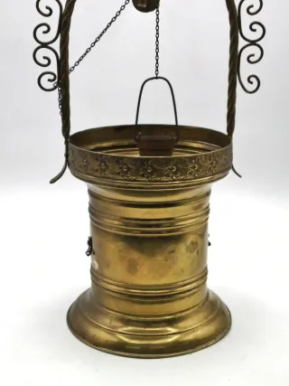 Bonito pozo antiguo de bronce. 39 cm.