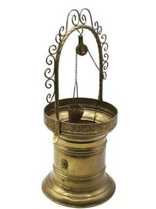 Bonito pozo antiguo de bronce. 39 cm.