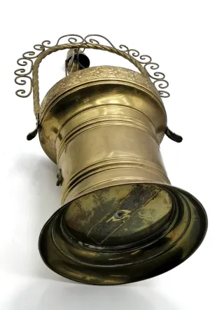 Bonito pozo antiguo de bronce. 39 cm.