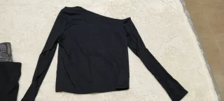 Camiseta negra ajustada asimétrica