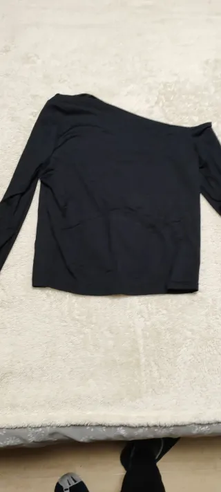 Camiseta negra ajustada asimétrica