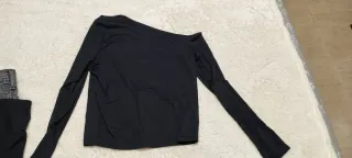 Camiseta negra ajustada asimétrica