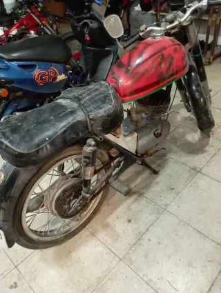 Moto Clásica Roja y Negra