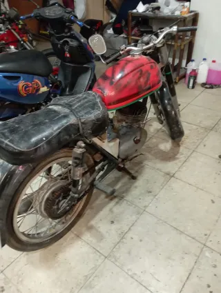 Moto Clásica Roja y Negra