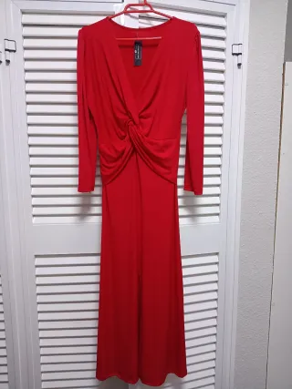Vestido rojo largo con nudo