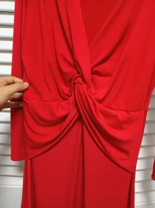 Vestido rojo largo con nudo