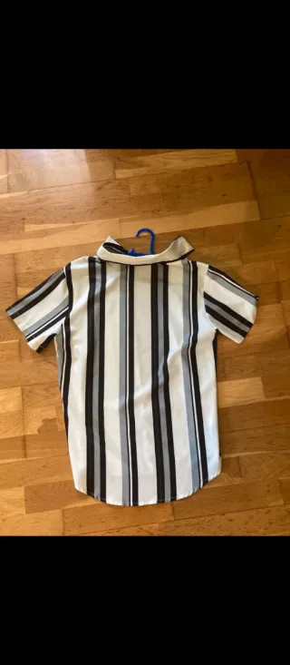 Camisa de rayas blanca y negra