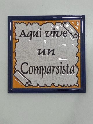 Azulejo de cerámica Aquí vive un comparsista