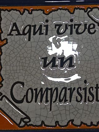 Azulejo de cerámica Aquí vive un comparsista