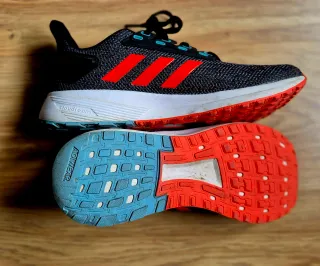 Zapatillas Adidas Negras y Rojas.